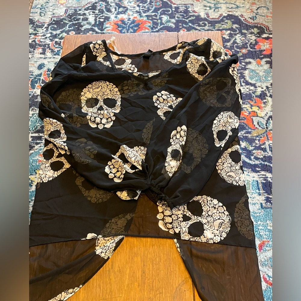 Black skull top